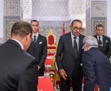 جلالة الملك يستقبل والي بنك المغرب