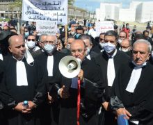 أصحاب البدلات السوداء في وقفة احتجاجية أمام البرلمان