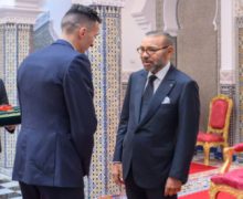 جلالة الملك يستقبل بتطوان البطل الأولمبي سفيان البقالي