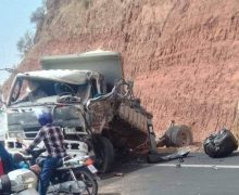 اصــ…طـ.ـدام قوي بين شاحنين يسفر عن انقلاب واحدة منهما