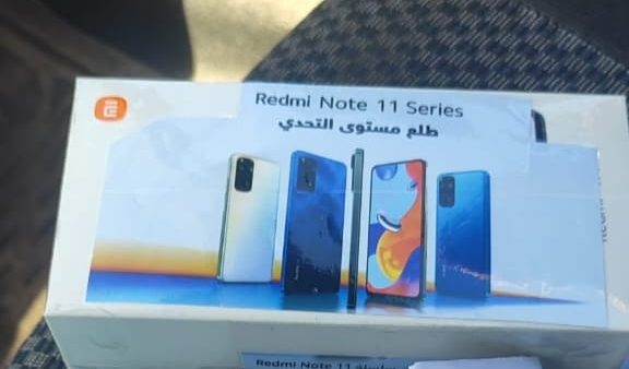 حدار من النصاب الذي  يتجول  بالمدن لبيع هاتف جديد وأنيق داخل علبة ( صورة )