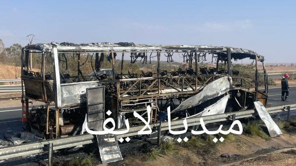 سطات ….حــ..ـريق يلتهم حافلة بالكامل ويحولها لخردة من الحديد ( صور )