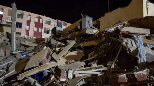 الجزائر.. انهيار عمارة بأكملها جنوب غرب البلاد (صور+فيديو)