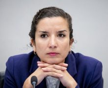 وزيرة مغربية بحكومة هولاندا تضحي بمنصبها احتجاجا على اتهامات عنصرية في حق مغاربة