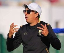 مدرب اتحاد طنجة هلال الطير يغادر ميناء طنجة بعد تسوية وضعية الشيك