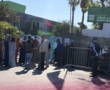 طنجة …..إبن يــ..ـقــ..ـتل والدته ويرسل شقيقيه لقسم المستعجلات بعد إصابتــ.ـهما بجــ.ـروح خــ..ـطيرة