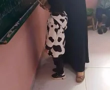 مشهد  يصدم المصريين .. معلمة تضــ.ـرب طــ..ـفلة 3 سنوات على رأســ.ـها بعصا خشبية
