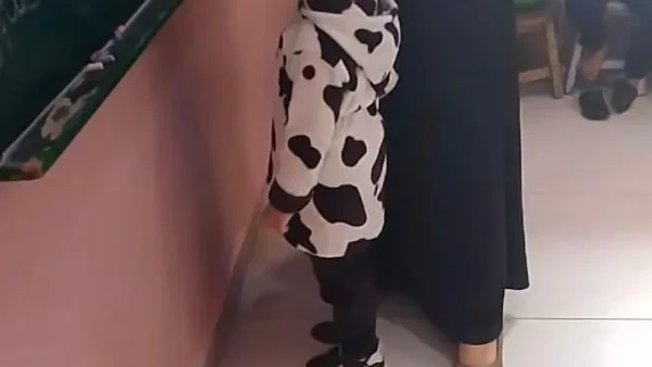 مشهد  يصدم المصريين .. معلمة تضــ.ـرب طــ..ـفلة 3 سنوات على رأســ.ـها بعصا خشبية
