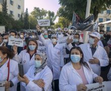 بعد قرابة سنة من الإضراب…إنفراج الأزمة بين  طلبة الطب والصيدلة  والحكومة