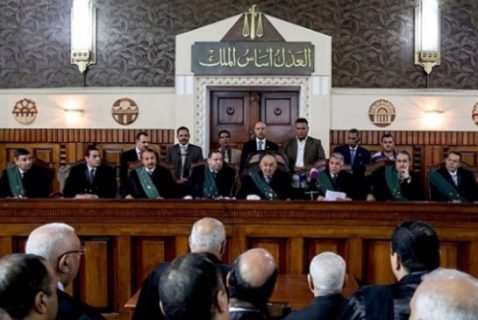 مصر ……مواطن يقــ..ـطــ..ـع أدن محاميه داخل المحكمة