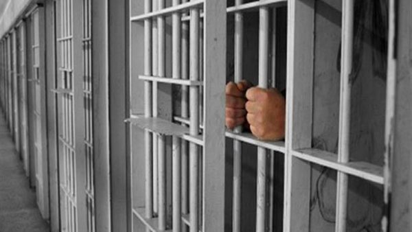 تبرئة امرأة من تهمة قتل والدها بعد 25 عاماً في السجن