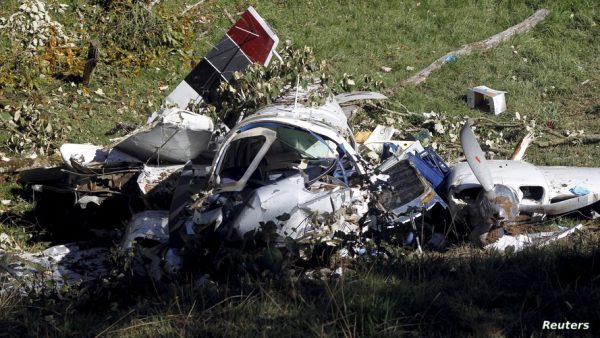 مقــ..ـتل شخصين وإصابة  18 في تحــ.ـطم طائرة صغيرة على سطح مصنع بأمريكا