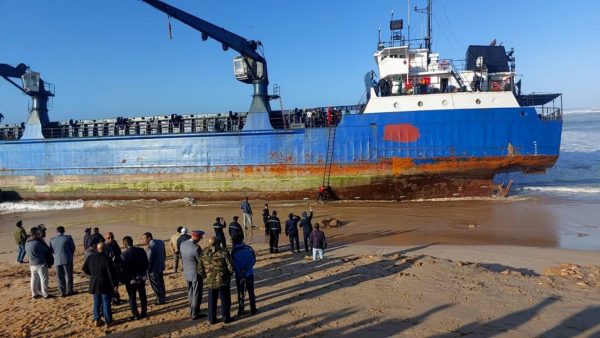 التفاصيل الكاملة  حول  جنوح سفينة  بشاطئ المحمدية ..عمرها 41 سنة
