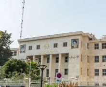 إيران ….مواطن يــ..ـقــ..ـتل قاضيين أمام المحكمة ويــ..ـنتــ..ـحر