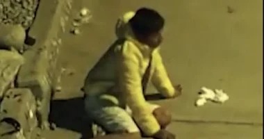 البيرو ….رجل صـ ـ..ـدمه القطار وطَوّح به  في الهواء لمسافة طويلة ولم يصب بأدى ( فيديو )
