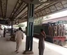 باكستان….مســ..ـلــ.ـحون يستولون على قطار به 450 راكبا