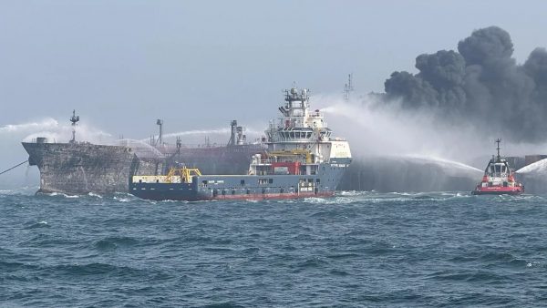 بعد يومين من اصطدامهما النيران لا تزال مشتعلة في سفينة حاويات وناقلة نفط بعد تصادم قبالة سواحل بريطانيا