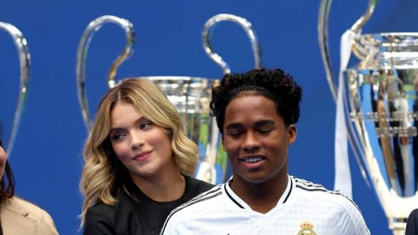 نجم ريال مدريد يتعرض للسخرية بسبب صورة زوجته (صورة)