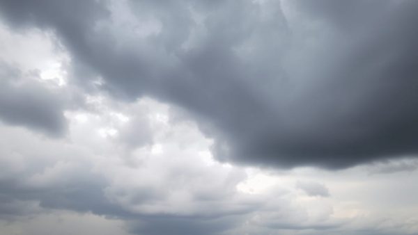 طقس الجمعة …أجواء غائمة ونزول أمطار