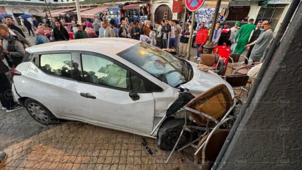 طنجة …سيارة  “مجنونة ” تقتحم مقهى وترسل 7 زبائن للمستشفى