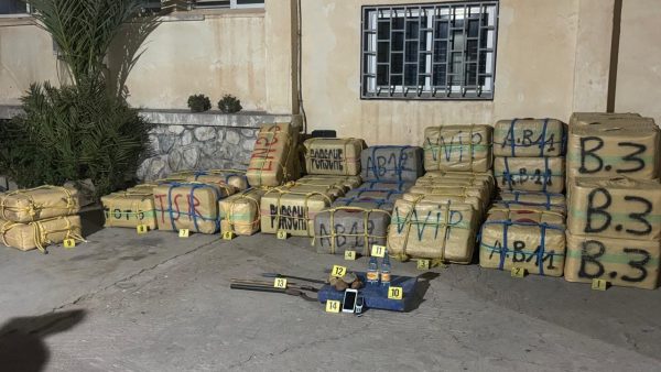 إطلاق الـ ـنـ ـار لإحباط عملية تهريب ثلاثة أطنان و850 كيلوغراما من مخدر الشيرا وتوقيف أربعة أشخاص