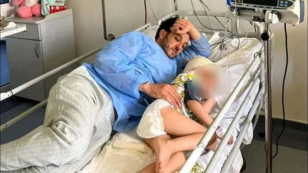 الطفلة غيثة ضحية دهـ ـس سيارة بالشاطئ ،تغادر المصحة ونفسيتها مهزوزة