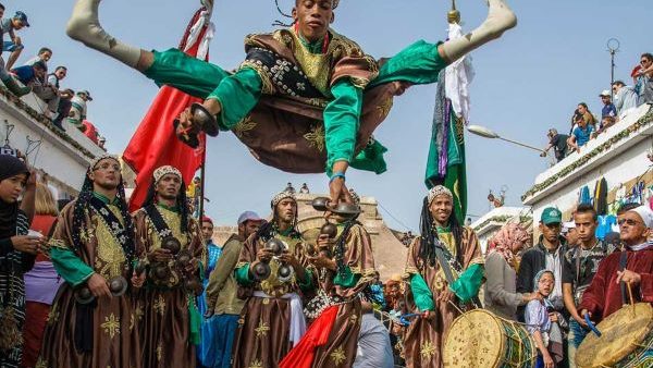 الدورة 26 لمهرجان كناوة بالصويرة: الكشف عن الفنانين المنتظرين على منصتي الشاطئ وبرج باب مراكش