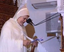 إمام مسجد  حسان بالرباط الذي سقط من  المنبر  أثناء خطبة الجمعة  يغادر المصحة ( فيديو)