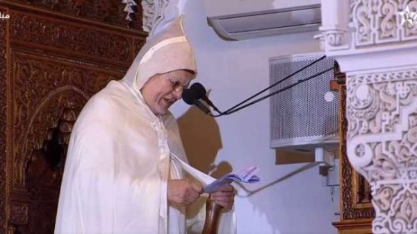 إمام مسجد  حسان بالرباط الذي سقط من  المنبر  أثناء خطبة الجمعة  يغادر المصحة ( فيديو)