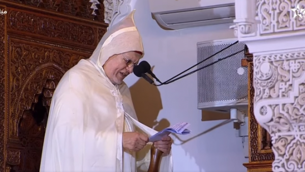 إمام مسجد يسقط  من فوق المنبر،اثناء إلقاء خطبة الجمعة بالرباط في بث تلفزي مباشر