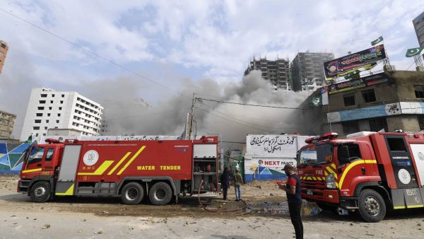 4 وفـ ـيات و 30 مصاب في انفـ ـجار مستودع ألعاب نـ ـارية بباكستان (صور وفيديو)