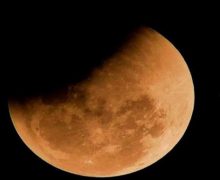 موعد العالم  مع خسوف كلي للقمر يستمر ل 5 ساعات