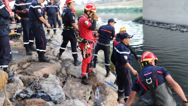 مقتل 18 شخصا وإصابة تسعة آخرين إثر سقوط حافلة في واد بالعاصمة الجزائرية ( فيديو )