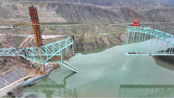 الصين.. مصرع 12 شخصا جراء انهيار جسر قيد التشييد فوق  نهر