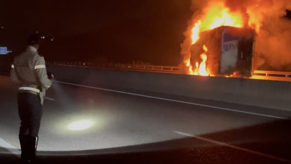 احـ ـتراق شاحنة في الطريق السيار على بعد كيلومترات من ميناء طنجة المتوسط