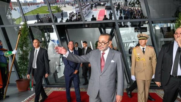 جلالة الملك يدشن ويزور عددا من المشاريع الكبرى المندرجة في إطار إعادة هيكلة وتطوير المركب المينائي للدار البيضاء