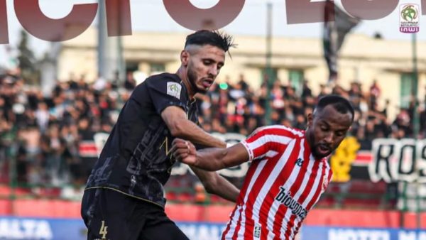 النادي المكناسي ينتصر على الفتح الرباطي و ب10 لاعبين