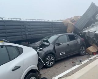 اصطدامات مروعة بين حوالي 20 شاحنة وسيارة بالطريق السيار تسفر عن قــ ـتلى وجـ ـرحى ( صور )