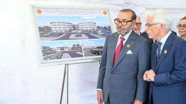 جلالة الملك يعطي انطلاقة أشغال إنجاز مشروع تضامني لاستقبال وإعادة التأهيل النفسي والاجتماعي للأشخاص ذوي الأمراض العقلية