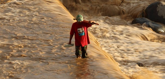 ارتفاع حصيلة ضحايا فيضانات إندونيسيا إلى 442 قتيلا