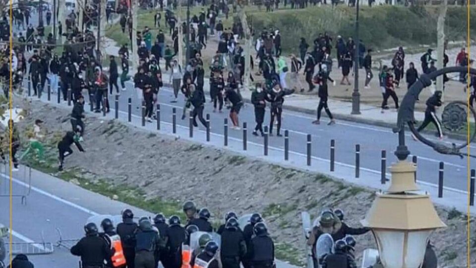 الدارالبيضاء....حرب الشوارع بين مشجعين رياضيين تنتهي باعتقالات وتخريب 4 سيارات للشرطة وممتلكات