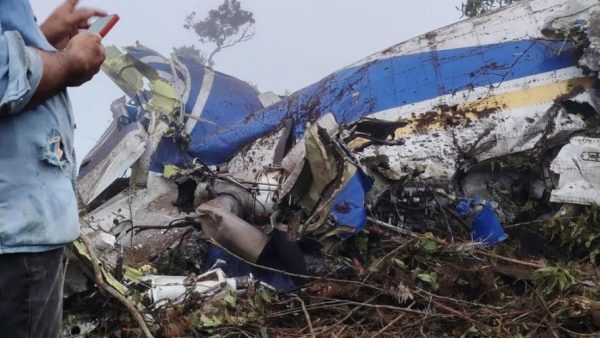 كولومبيا / فنزويلا….تحطم طائرة كان على مثنها 15 شخصا من بينهم  نائب برلماني ( فيديو )