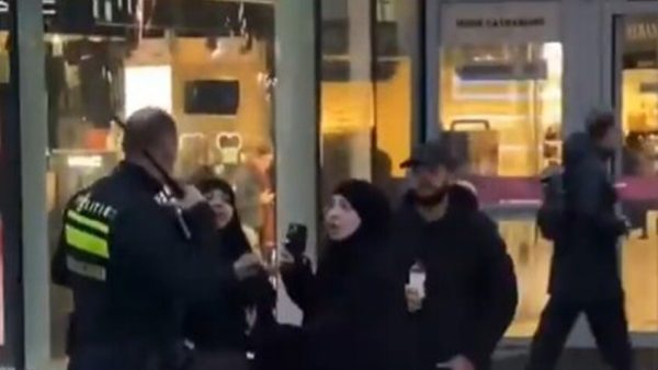 هولندا ….الشرطة تتصرف بطريقة عدوانية في حق إمرأتين متحجبتين  ( فيديو )