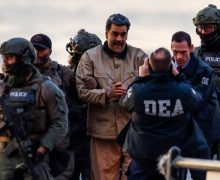 لحظة وصول الرئيس الفنزويلي نيكولاس مادورو  وزوجته  إلى المحكمة في نيويورك الإثنين ( فيديو )