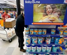 سموم محتملة في حليب الأطفال.. تحذير صحي وسحب منتجات من أسواق دولية