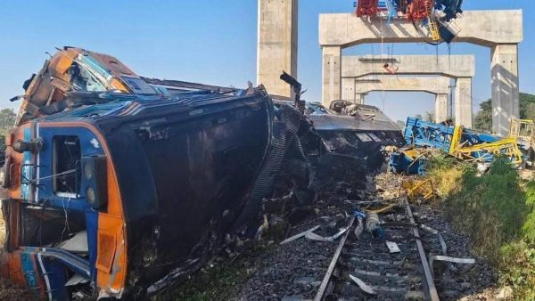 مقتل 22 شخصا على الأقل و80 جريحا  إثر سقوط رافعة على قطار شمال شرق العاصمة بانكوك ( فيديو )