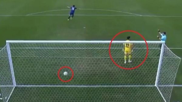 من غرائب ضربات الترجيح .. الحارس تصدى للكرة واحتفل لكنها  عادت لتستقر في الشباك ( فيديو )