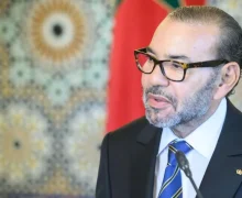 بلاغ للطبيب الشخصي لجلالة الملك: جلالة الملك يعاني من ألم في أسفل الظهر مع تشنج عضلي lombosciatalgie mécanique, associée à une contracture musculaire دون أي علامة تدعو إلى القلق