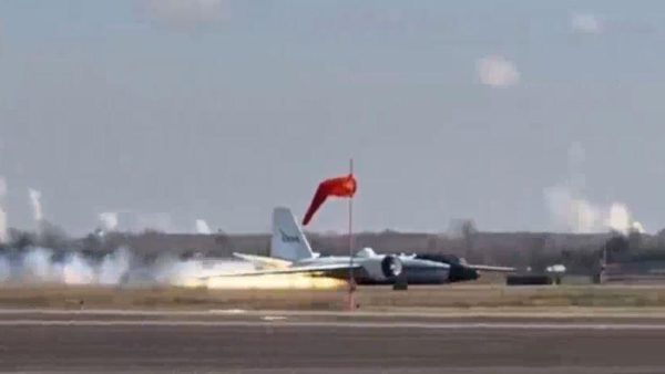 طائرة لناسا تنجو  من  كارثة بعد هبوطها فيي المطار دون فتح العجلات