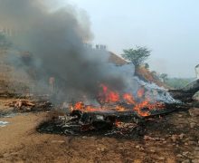 مصــ ـ ـرع 4 أشخاص بينهم نائب رئيس وزراء ولاية هندية في تحطم طائرة ( فيديو )